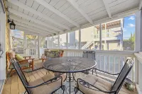 Sunset Beach 3Br Cottage with Spacious Deck & Screened Porches