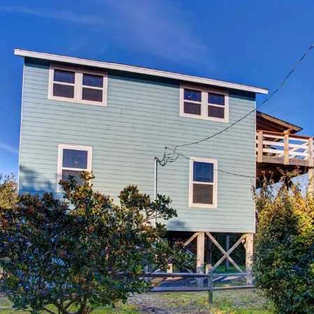 Surf Chalet w/ hot tub and kayaks