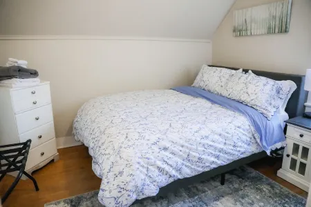 Cozy 2bdrm Apt. Walk  downtown bring your pets