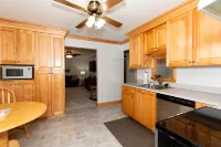 Private Community Near Main Street Activities - Charming Cozy Retreat Hotels in Vermilion