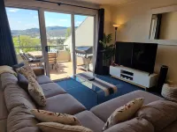 *Cascades 15 - Amazing Lake Views w Balcony's | Spa Bath | Split-Level | WiFi*