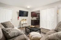 Modern Comforts and Free Parking - Stylish Cozy Retreat