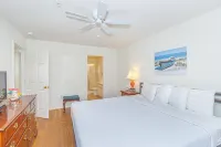 Community Pool and Jacuzzi with Modern Conveniences - Beautiful Oasis Hotels in Carolina Forest