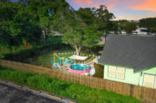 Stock Tank Pool and Spacious Living Areas - Charming Florida Retreat