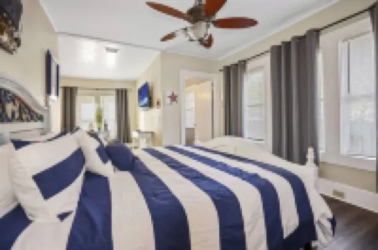 Stock Tank Pool and Spacious Living Areas - Charming Florida Retreat