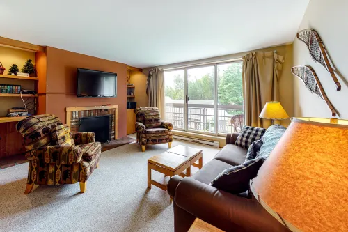Ski-in/ski-out condo with mountain view, seasonal pool Hotels in Warren