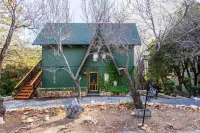 Spacious Gathering Spaces and Game Room - Stunning Lake View Loft Hotel di Lake Arrowhead