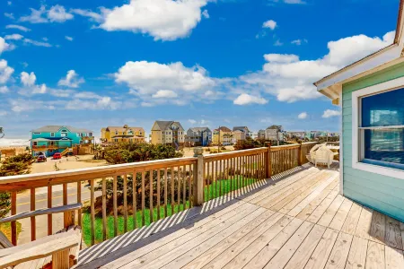 Charming house with ocean view, private hot tub & pool access, washer/dryer & AC