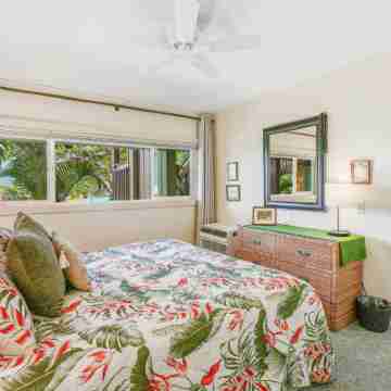 Spacious Lanai and Full Kitchen - Blissful Oceanfront Retreat Rooms