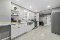 Modern Comfort with Easy NYC Transit Access - Charming Getaway Hotels in Bayonne