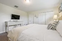 Private Pool and Access to Premier Resort Features - Elegant Oasis