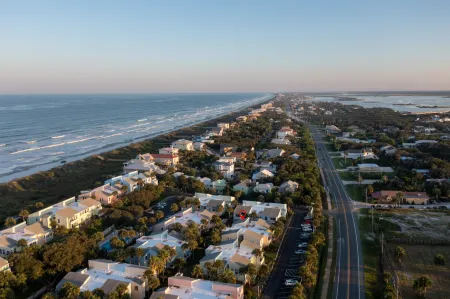 Serene Hideaway - WiFi, Pool, Close to Beach