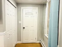 1-bedroom unit with Private Entrance/ Laundry/Kitchen/Parking