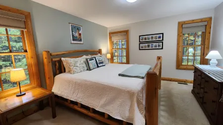 Woods Way Hideaway - minutes from Petoskey & Harbor Springs - close to beaches, skiing & more! Отели рядом с достопримечательностью «Парк штата Петоски»