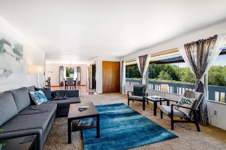 Family-Friendly Home with High-Speed WiFi, Water View, W/D, and Enclosed Yard Отели в г. Порт Ладлоу