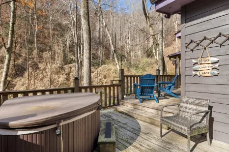 Charming Log Cabin with Hot Tub and Scenic Creek - Idyllic Retreat Отели в г. Маршалл