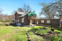 Vintage Decor with Outdoor Living Space and Sauna - Charming Cozy Oasis Hotel di Fayetteville