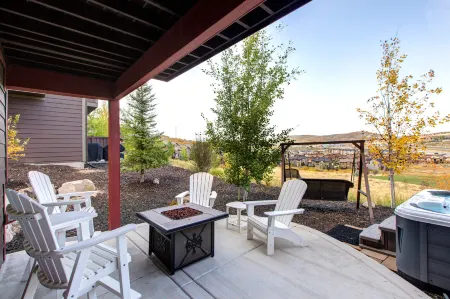 Charming Mountain Oasis with Private Hot Tub - Spacious Comfort Retreat