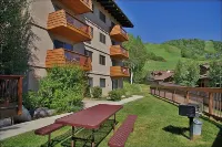 Ski in Ski Out and Outdoor Hot Tub - Stunning Family Escape