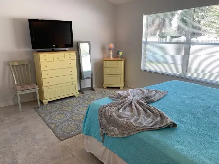 Spacious Outdoor Oasis with Gas Golf Cart - Charming Florida Retreat