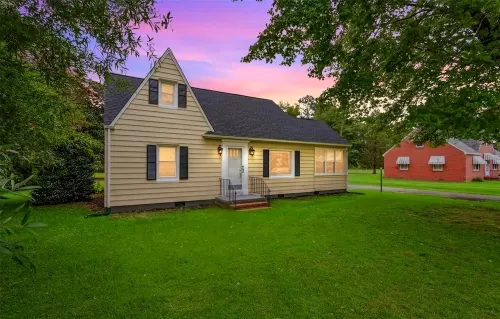 Cozy Fire Pit and Inviting Outdoor Space - Charming Escape Hotels in Gloucester