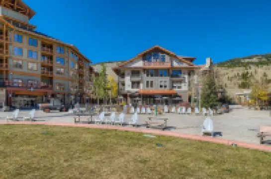 Hot Tub, Sauna, Parking and Steps to Ski Lifts - Luxurious Retreat