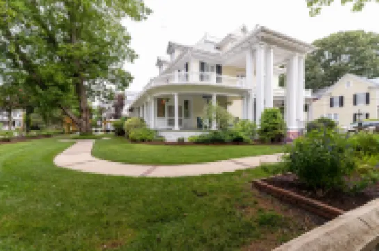 Historic Charm and Ensuite Shower - Gorgeous B&B Haven