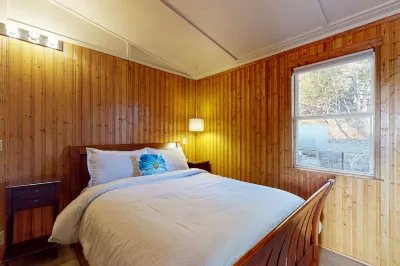 Beautiful cabin in quiet location with lake views, firepit, grill, washer/dryer Hôtels à : Township 1
