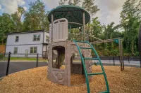 Hot Tub, Pool, and Minutes to Dollywood - Charming Retreat
