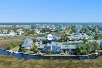 Scenic Canalfront Deck and Resort Amenities - Luxurious Waterfront Retreat