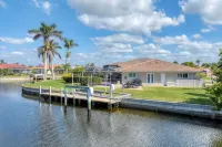 Waterfront Canal View and Private Pool with Spa - Stunning Retreat