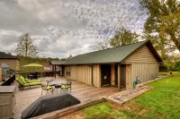 Charming Cottage with Spacious Deck and Modern Kitchen - Quaint Retreat Hôtels à : Comte de Fannin