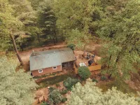 Luxury Cozy cabin with hot tub/ sauna/ Wifi/ close to rock house in Laurelville
