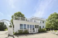 Water Views and Spacious Patio - Charming Coastal Retreat Отели рядом с достопримечательностью «Кейп Код Нешнел Сишор»