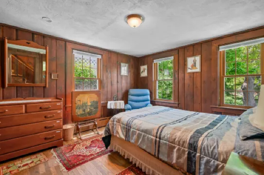 Charming Waterfront Retreat with Beach Access - Cozy Vacation Bliss