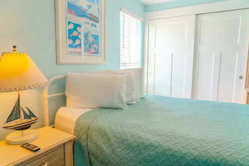 Spacious Kitchen and Modern Decor - Charming Coastal Retreat Hotels in Garden City
