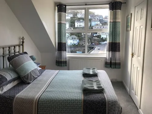 Bridgeside Guest House - Homestays