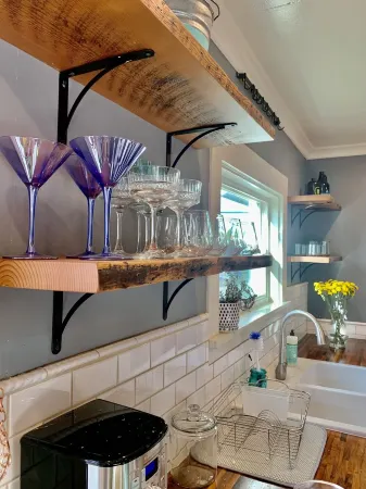 102 year old Craftsman Home Отели рядом с достопримечательностью «Bell's Studebaker Diner and Museum»