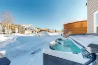 Modern, spacious home with private hot tub & W/D - great location Hotel a Granby