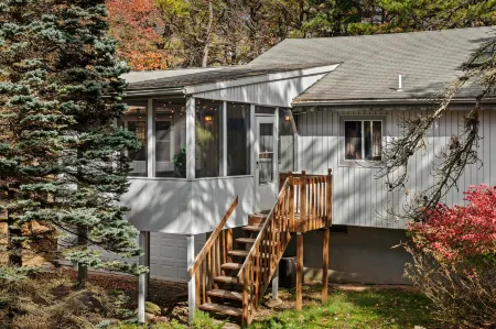 Charming Lake Escape with Dock and Firepit - Relaxing Poconos Retreat Отели в г. Танкханнок Тауншип