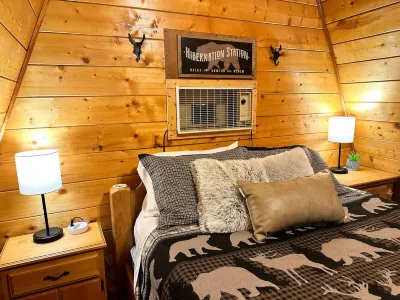 Kayaks, Fire Pit and Scenic Porches - Cozy Rustic Retreat