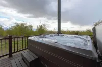 Alaskan White Christmas: Snow, Hot Tub & Magic!