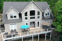 Spacious 8-bedroom house with WiFi and AC on peaceful Lake Keowee private cove.