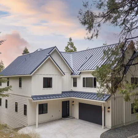 Luxury Retreat, 5Mins to the Lake Game Room + Fire Pit Howlite by Avantstay