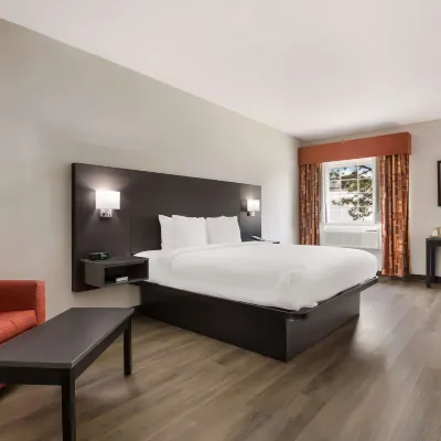 Quality Suites I-44 Hotels near Whiteside Park