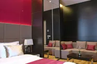 Maccani Black Luxury Suites