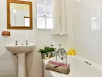Sagewood Cottage for 2 People with Wonderful Private Terrace in Garden! Hôtels à : Krugersdorp