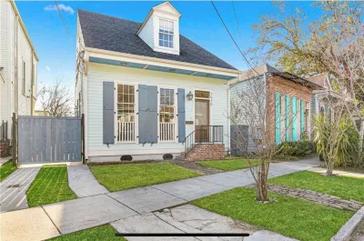 Charming Creole Cottage 2 Blocks Across Rampart St from French Quarter Hotels in Treme