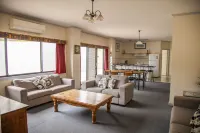 Cherry Lane Apartments Hotels in Tawonga