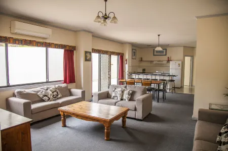 Cherry Lane Apartments Отели в г. Тавонга